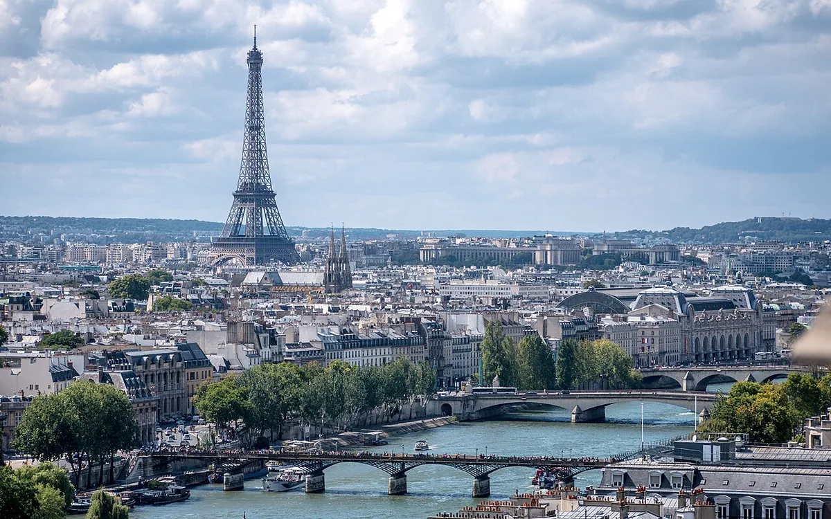 Paris: location context for commercial infrastructure planning