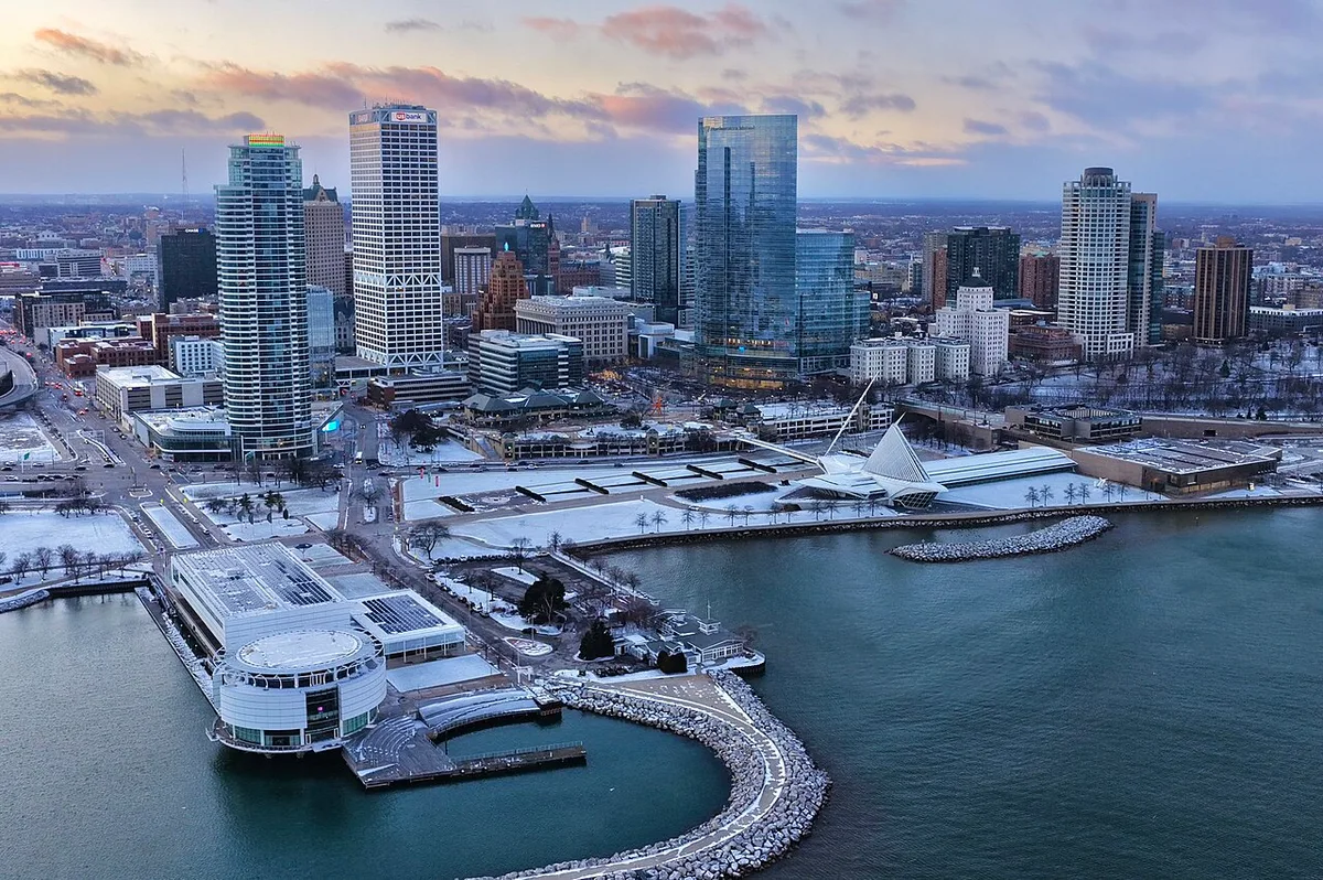 Milwaukee, Wisconsin: location context for commercial infrastructure planning